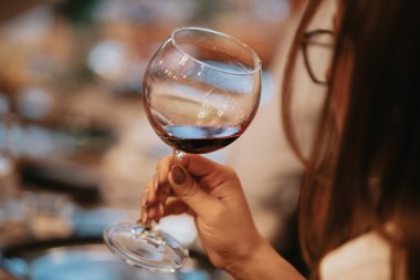 Kırmızı şarap kadehi tatmak.