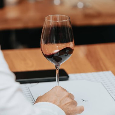 Kırmızı şarap kadehi tatmak.