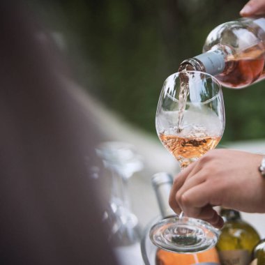 Cam üzerinde gül şarabı tatmak