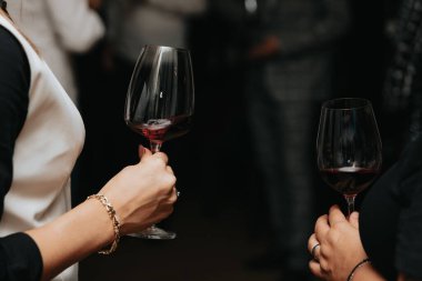 Kırmızı şarap kadehi tatmak.