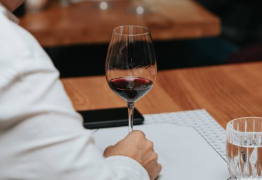 Kırmızı şarap kadehi tatmak.