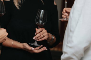 Kırmızı şarap kadehi tatmak.