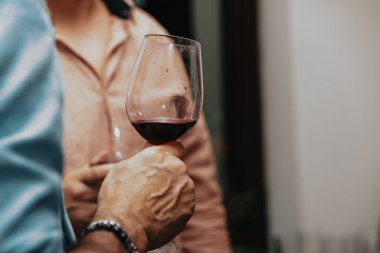 Kırmızı şarap kadehi tatmak.