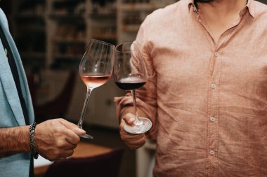 Kırmızı şarap kadehi tatmak.