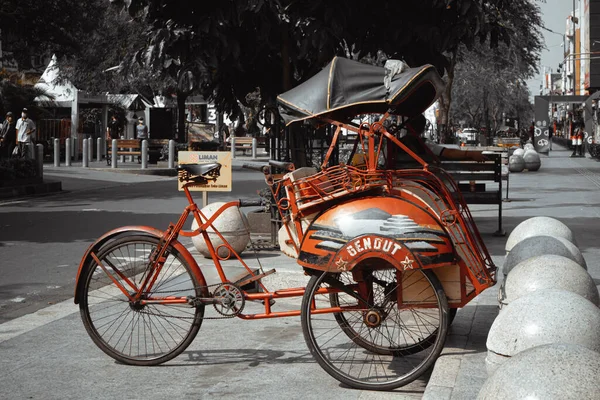Pedicab Σταθμευμένο Στην Πλευρά Του Δρόμου Στην Πόλη Της Yogyakarta — Φωτογραφία Αρχείου