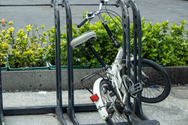 Şehir parkında bisiklet