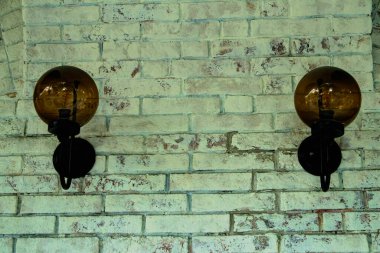 Eski tuğla bir duvarda lamba