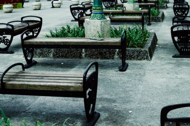 Yogyakarta şehrindeki park bankında.
