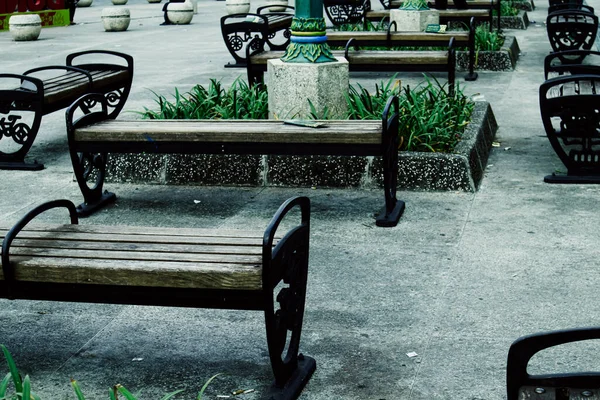 ジョグジャカルタ市の公園ベンチ — ストック写真