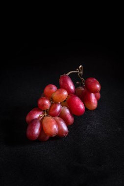 Siyah arkaplanda bir demet üzüm