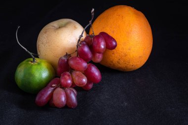 Yeni yılı kutlamak için çeşitli tropikal meyveler..