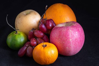 Yeni yılı kutlamak için çeşitli tropikal meyveler..