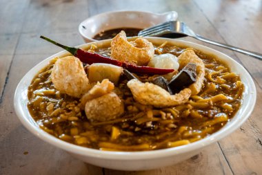 Fevkalade Batangas Lomi bir kase dolusu malzemeyle servis edilir.