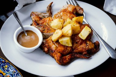 Patates ve soslu fırında tavuk..