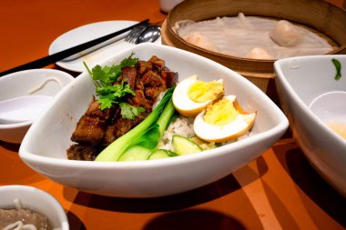 Çin lokantasında sıcak çayla servis edilen bir kase sığır eti..