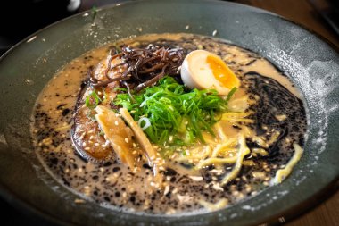 Japon eriştesini yumurtayla servis edilen bir kasede suluyorum..