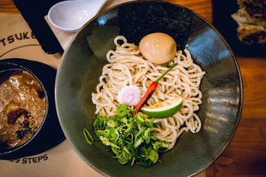 Lezzetli tsukemen ramen ve yanında sosis..
