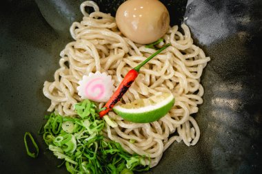 Lezzetli tsukemen ramen ve yanında sosis..