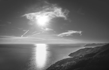 siyah ve beyaz deniz manzarası, deniz üzerinde güneş yansımaları
