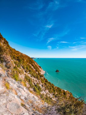 Sahil kenarı, kıyı manzarası, bozulmamış doğa.