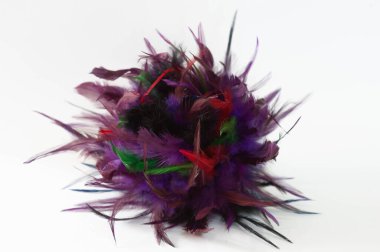 Mor tüylerden oluşan dekoratif top.