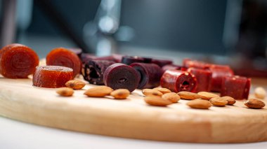  Meyve şekerlemesi parçaları, fındık..