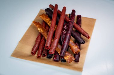 Beyaz arkaplanda meyveli marşmelov izole