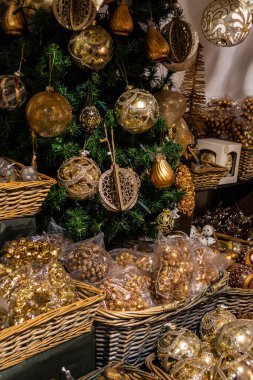 Noel ağacının dallarında Altın Yeni Yıl oyuncakları