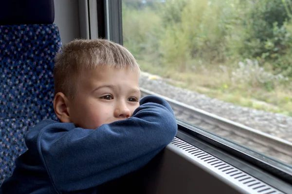 Malý Chlapec Zamyšleně Dívá Dálky Oknem Vlaku Stock Snímky