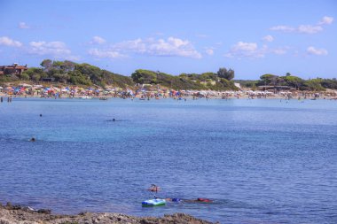 İtalya 'nın en güzel plajları Punta Prosciutto' dur. Sahil şeridi, Salento 'nun kalbinde cennetin bir köşesidir. Kum tepelerinin tepesinde 10-12 metre yüksekliğinde ardıçlar belirir..