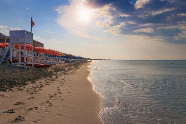 Gündoğumunda plajda dinlenme: Puglia 'da Punta Prosciutto Sahili, Güney İtalya.