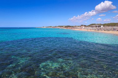 Torre Castiglione İtalya 'nın güneyindeki Apulia bölgesinde Salento' nun tipik bir kumlu plajıdır..