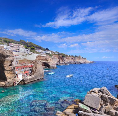 İtalya en güzel köyleri:: Salento sahil, Santa Cesarea Terme (Apulia). Kayalık plaj, Santa Cesarea Terme. Bütün kıyı boyunca derin su ile denizin kenarında gömülmüş. 