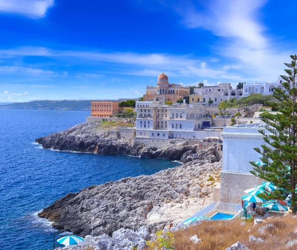 Nejkrásnější Vesnice Itálii Pobřeží Salento Santa Cesarea Terme Apulie Skalnatá — Stock fotografie