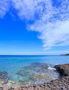 Alimini göllerinin korunan vahası: Türk Körfezi (veya Baia dei Turchi). Otranto 'nun sadece birkaç kilometre kuzeyinde, bu Apulia kıyısı Salento' daki en önemli ekosistemlerden biridir (İtalya).).