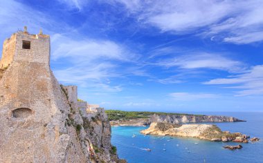 Tremiti Adası takımadaları: Yakındaki San Nicola adasından San Domino adasının görünümü, Santa Maria Manastırı bir Mare müstahkem kompleksi ile, (Apulia, İtalya).