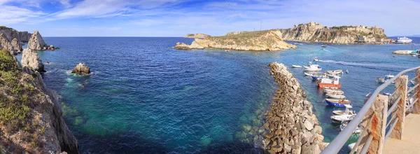 イタリアのプーリア州のサン ドミノ島からトレミティ諸島の群島の風景 パグリアスタックの左側 クレッチョ島の中心部 バックグラウンドでサン ニコラ島の景色 — ストック写真