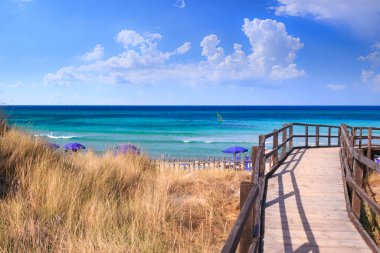 Bölgesel Doğal Park Dune Costiere (Torre Canne): deniz tepeleri arasında ahşap yürüyüş yolu. İtalya, Apulia 'da. Park, Ostuni ve Fasano 'nun sekiz kilometre boyunca uzanan kıyı şeridini kapsamaktadır..