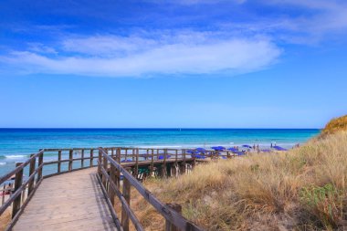 Bölgesel Doğal Park Dune Costiere (Torre Canne): deniz tepeleri arasında ahşap yürüyüş yolu. İtalya, Apulia 'da. Park, Ostuni ve Fasano 'nun sekiz kilometre boyunca uzanan kıyı şeridini kapsamaktadır..