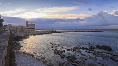 İtalya, Puglia 'da, Trani' nin günbatımında şehir manzarası. Arka planda, Hacı Aziz Nicholas 'a ithaf edilen Katedral, Apulian Roma mimarisinin harika bir örneği..