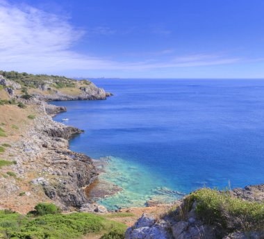 Salento kıyısı: Bay Uluzzo, Apulia, İtalya: Gelibolu şehrinin silueti. Bay Uluzzo, Porto Selvaggio olarak bilinen koruma altındaki bölgede bulunan küçük doğal bir körfez..