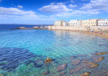  Salento, Apulia 'daki Püriten Plajı. Gelibolu 'nun tarihi merkezinin plajı. Adını 17. yüzyıldan kalma Aziz Maria della Purit kilisesinden alıyor..
