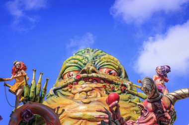 Putignano, Apulia, İtalya - 15 Şubat 2015: Karnaval arabaları, kağıt mache canavarı. Putignano Karnavalı: İtalya, Apulia 'da ölümcül günahların alegorik yüzüşü.