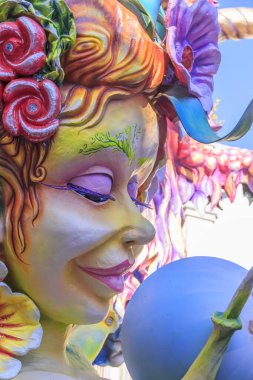 Putignano, Apulia, İtalya - 15 Şubat 2015: Karnaval arabaları, kağıt mache canavarı. Putignano Karnavalı: Peri.