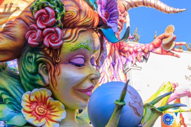 Putignano, Apulia, İtalya - 15 Şubat 2015: Karnaval arabaları, kağıt mache canavarı. Putignano Karnavalı: Peri.