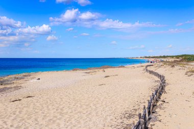 İtalya 'nın güneyindeki Apulia bölgesindeki Torre Colimena Sahili, Salento' da cennet köşesi olan Doğa Park Palude del Conte e Duna Costiera 'nın içine uzanır..