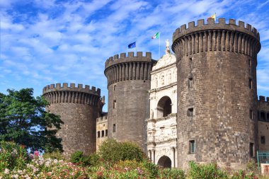 Castel Nuovo (daha çok Maschio Angioino olarak bilinir), İtalya 'nın Campania kentindeki Napoli şehrinin sembollerinden birini temsil eden bir ortaçağ ve rönesans kalesidir.. 