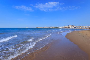 Gargano kıyıları: Vieste Körfezi, (Apulia) İtalya. Convento ya da San Lorenzo plajı, ki o kadar uzundur ki, Vieste yakınlarındadır ve özel ve umumi plajlarla uğulduyor..