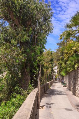 Güney İtalya 'da Capri Adası' ndaki Dar Sokak.