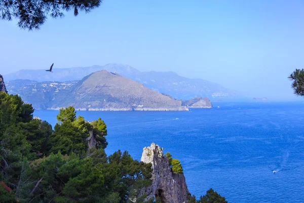 Wyspy Capri Wspaniały Widok Morza Skalistych Brzegach Wyspy Capri Gór — Zdjęcie stockowe